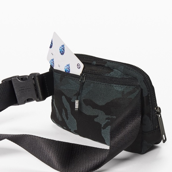 Camo Lululemon everywhere best bag NWT - Picture 4 of 7